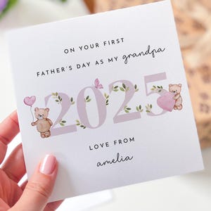 Première carte de fête des pères 2025 de petite fille personnalisée avec nom et titre Ours mignon pour papa, grand-père, option cadeau souvenir
