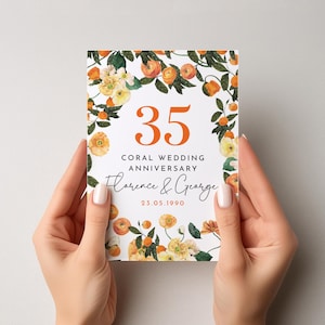 名前と日付が入ったパーソナライズされた35周年コーラル結婚記念日カード。カップル、夫、妻、祖父母、母、父へのエレガントな花の記念品。