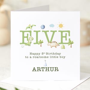Carte personnalisée de cinquième anniversaire sur le thème des dinosaures avec le nom d'un petit garçon Carte rugissante pour l'âge de 5 ans Fête des dinosaures J'ai cinq ans, neveu et petit-fils