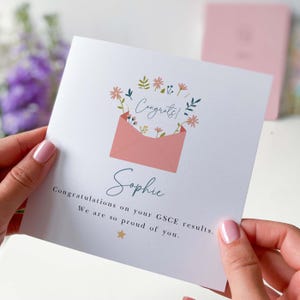 Congratulazioni personalizzate per i risultati del GCSE per figlia o nipote, orgogliosa di te, biglietto di auguri regalo con nome.