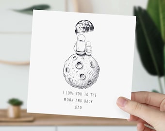 Może przedstawiać: Czarno-biała ilustracja dwóch astronautów siedzących na księżycu, z widoczną Ziemią w tle. Pod obrazkiem widnieje tekst "Kocham Cię aż do księżyca i z powrotem Tato".