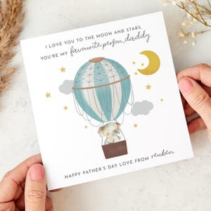 Cartão de Dia dos Pais para o papai com o nome "Eu te amo até a lua e as estrelas" com design fofo de balão de ar quente e cartão personalizado para menino ou menina