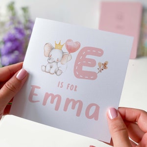 Tarjeta de cumpleaños para niños Tarjeta personalizada para bebé recién nacido Tarjeta con elefante y globo con nombre Globo de elefante rosa y azul Linda tarjeta de felicitación para niño y niña