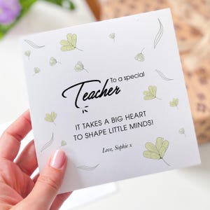 Tarjeta de agradecimiento para el maestro/a. Cita "Se necesita un gran corazón". Tarjeta de fin de curso reflexiva de un alumno. Diseño floral para maestro/a.
