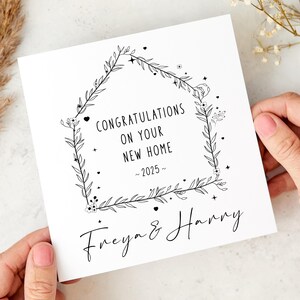 Tarjeta personalizada para el nuevo hogar con nombres y año. Felicitaciones florales de inauguración de la casa por su primera casa para una pareja.