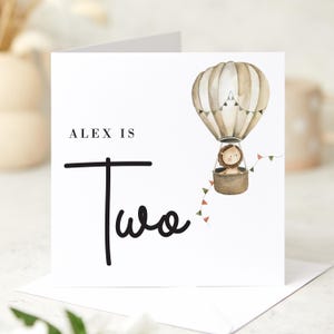 Cartão de segundo aniversário personalizado para meninos ou meninas, nome e idade personalizados, balão de ar quente e leão, lembrança adorável para crianças pequenas, sobrinho