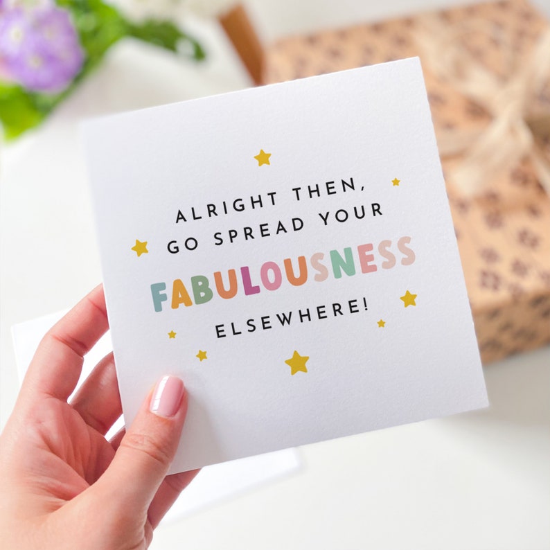 Peut inclure: Une carte blanche avec le texte "Alright then, go spread your FABULOUSNESS ELSEWHERE!" en lettres noires et color&eacute;es. La carte est d&eacute;cor&eacute;e d'&eacute;toiles jaunes.