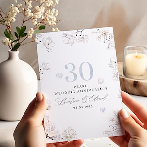 Tarjeta de aniversario de bodas de perla personalizada para el 30.º aniversario. Nombre de pareja. Elegante diseño floral. Idea de regalo de recuerdo para mamá, papá, padres, abuelos, niñera.