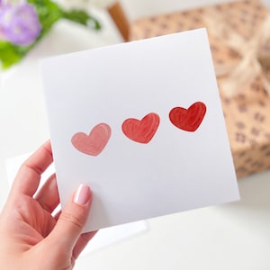 Carte avec coeurs anniversaire Saint-Valentin carte d'amour pour elle lui petit ami petite amie fiancé femme mari jeunes mariés cadeau minimal de coeurs rouges