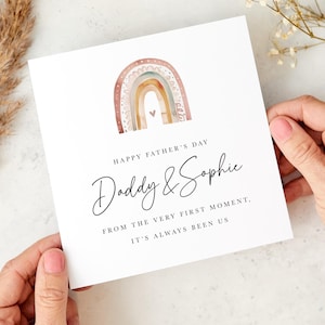 Personalisierte Vatertagskarte für Papa von Kind Papa und Baby Mädchen Jungen Regenbogen Design Sentimentales Andenken für den ersten Vatertag