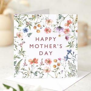 Tarjeta floral para el Día de la Madre Elegante tarjeta con flores silvestres en acuarela para mamá Tarjeta de cumpleaños para mamá Hermosa tarjeta de felicitación botánica para mamá