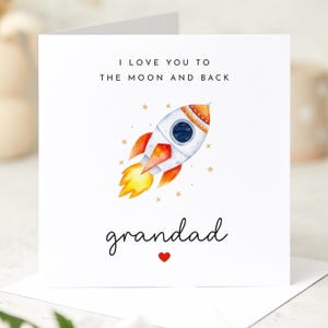 Biglietto di auguri per il nonno per la festa del papà "Ti amo fino alla luna e ritorno", con design a forma di razzo, ricordo premuroso per il primo compleanno della festa del papà o per Natale.