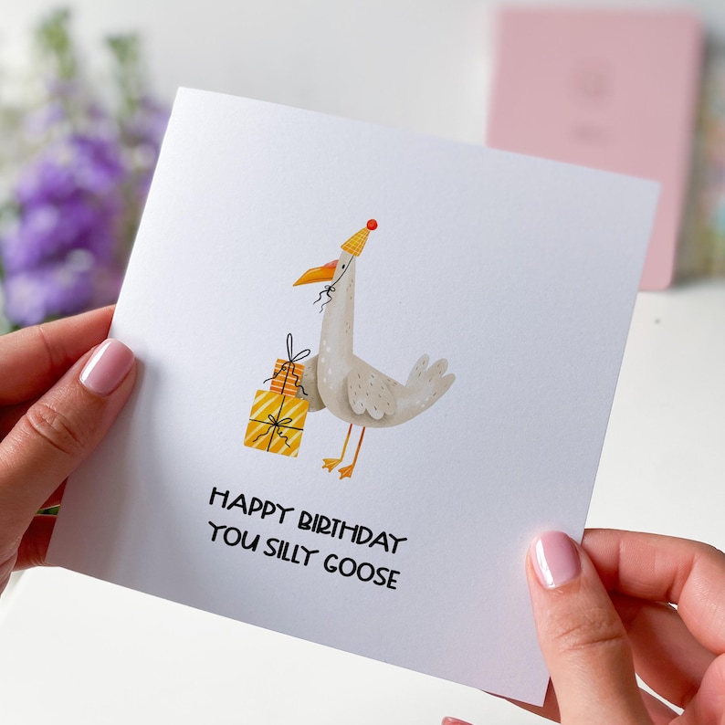 Tarjeta de cumpleaños divertida con forma de ganso, animal de dibujos animados con sombrero de fiesta imagen 1