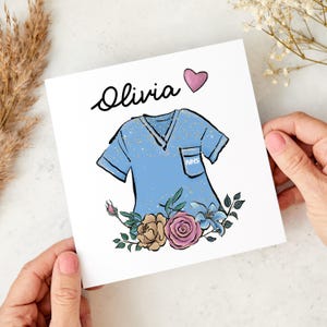 Cartão de agradecimento personalizado para enfermeiras, design de uniforme azul, cartão com detalhes florais para heróis da saúde, cartão de aniversário para enfermeiras