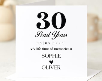 Könnte beinhalten: Eine weiße Karte mit schwarzem Text, der "30 Pearl Years 15|05|1995 A life time of memories  Sophie Oliver" lautet.