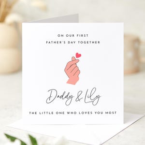 Karte zum ersten Vatertag vom Baby personalisiert mit Namen Daddy und mir Andenken - niedliches Handherz Design - neues Vatertagsgeschenk von Tochter oder Sohn