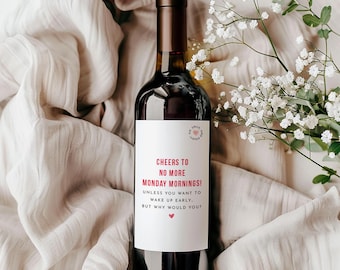 Puede incluir: Una botella de vino tinto con una etiqueta blanca que dice "Cheers to no more Monday mornings! Unless you want to wake up early. But why would you?"