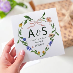Gepersonaliseerde verlovingskaart met eerste naam, datum waarop jullie verloofd zijn Bloemenkaart Cadeauwenskaarten voor pasgetrouwden voor verloofd stel