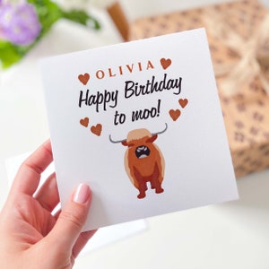 Carte d'anniversaire amusante avec le nom et le coeur d'une vache des montagnes