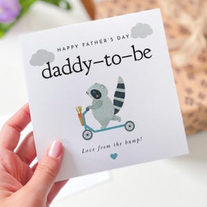 Primo biglietto per la festa del papà per il futuro papà. Simpatico biglietto con disegno di procione. Divertente ricordo dal pancione. Biglietto per rivelare la gravidanza del neo-papà dal pancione.