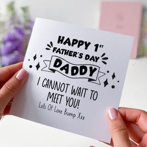 Primo biglietto per la festa del papà dal pancione. Simpatico regalo per il futuro papà. Divertente biglietto per il neo-papà. Non vedo l'ora di incontrarti. Idea per rivelare la gravidanza.