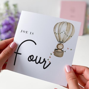 Carte d'anniversaire personnalisée pour garçon ou fille, nom personnalisé, j'ai quatre ans, montgolfière et lion, souvenir adorable pour les tout-petits, neveu