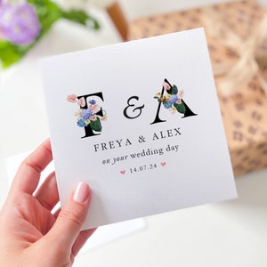 Biglietto di nozze personalizzato con iniziale, nome, data, congratulazioni per il giorno delle nozze, biglietto floreale, biglietti di auguri per sposi novelli