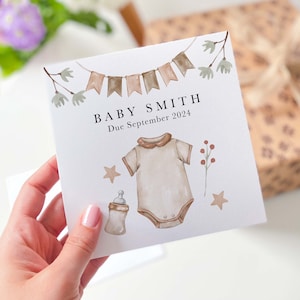 Nueva tarjeta de bebé con el nombre y la fecha de nacimiento del bebé Bienvenido al mundo Niño Niña Ropa de bebé recién nacido y diseño de biberón Fiesta de bienvenida al bebé recién nacido