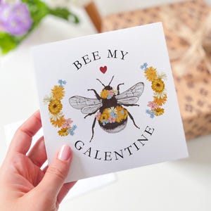 Cartão Bee My Galentine Design de abelha floral para melhores amigas, irmãs ou celebrações especiais de Galentine Feliz Dia das Galentine