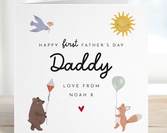 Puede incluir: Una tarjeta blanca del Día del Padre con las palabras "Happy first Father's Day Daddy" en escritura negra. La tarjeta presenta ilustraciones de un sol, un pájaro, un oso, un zorro, una cometa, un globo y un corazón. La tarjeta dice "Love from Noah X".
