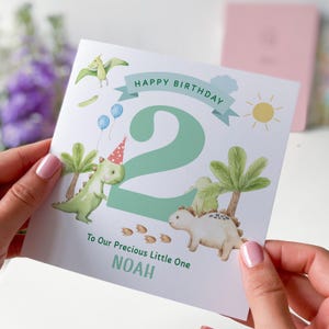 Carte de 2e anniversaire personnalisée dinosaure pour garçon, carte d'âge pour fils, petit-fils, neveu, mignon souvenir d'anniversaire pour enfants sur le thème de la préhistoire, j'ai deux ans
