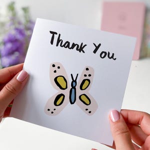 Biglietto di ringraziamento con una simpatica farfallina. Un grandissimo biglietto di ringraziamento per amici, lei, lui, bambini, apprezzamento, biglietto di ringraziamento per tutto.