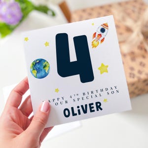 Carte d'anniversaire sur le thème de l'espace pour un fils spécial - Nom et âge personnalisés - Design fusée, terre et étoiles - Souvenir de célébration de l'espace