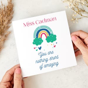 Tarjeta de agradecimiento personalizada para el maestro con diseño de arcoíris. Tarjeta "Eres nada menos que increíble" para el asistente del maestro en la guardería.