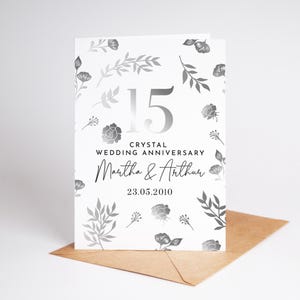 15° Anniversario di Nozze di Cristallo Biglietto di Auguri Personalizzato 15 Anni Nome della Coppia Elegante Design Floreale Romantico Regalo Ricordo per Marito o Moglie