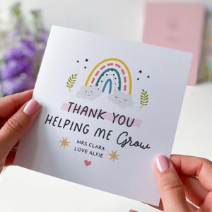 Tarjeta linda de agradecimiento con un lindo diseño de arcoíris y nombre. Tarjeta de regalo para maestra de primaria y guardería con agradecimiento por ayudarme a crecer.