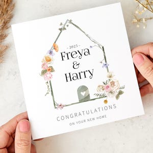 Tarjeta floral personalizada para el nuevo hogar con nombres. Felicitaciones de inauguración de la casa para recién casados, propietarios primerizos, parejas, amigos y familiares.