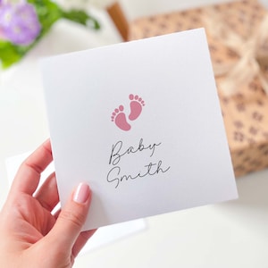È una ragazza Biglietto per neonato con il nome del bambino Design personalizzato dei piedini di un bambino carino con biglietto di auguri per neonato rosa blu Biglietto di auguri per neonato È un maschio