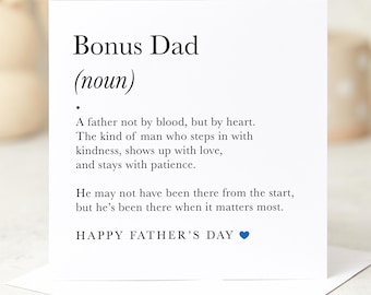以下が含まれることがあります： 「Bonus Dad」という言葉と定義が書かれた白いグリーティングカード。カードには青いハートの「HAPPY FATHER'S DAY」という文字が含まれています。カードは白い封筒に入っています。