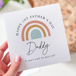 Biglietto di auguri personalizzato per la prima festa del papà per papà, futuro papà, biglietto ricordo con nome personalizzato e design arcobaleno, dal pancione