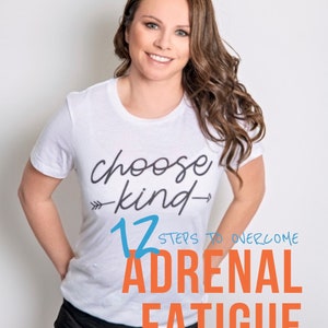 Peut inclure: Une femme portant un t-shirt blanc avec le texte "choose kind" imprimé dessus. Le texte "12 STEPS TO OVERCOME ADRENAL FATIGUE" est imprimé en orange et bleu en bas de l'image. Le texte "Regain your energy and your joy and live a life you love!" est imprimé en bleu en bas de l'image.