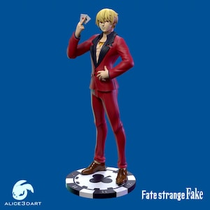 Puede incluir: Figura de un personaje con un traje rojo sosteniendo naipes. La figura tiene cabello rubio y está de pie sobre una base de ficha de póquer. El texto "Fate strange Fake" es visible en la base.