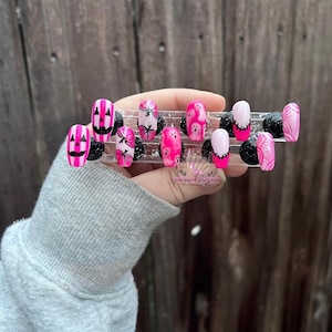 Pink Halloween press on nails.