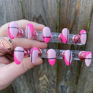 Uñas postizas geométricas rosas