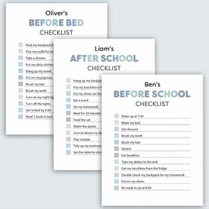 以下が含まれることがあります： 「寝る前」、「放課後」、「登校前」と題された、子供向けの3つのチェックリスト。各リストには、歯磨き、バックパックのパッキング、準備などのタスクが含まれています。チェックリストは、白紙に薄い青とグレーの配色で書かれています。