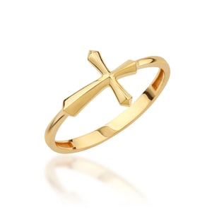 Puede incluir: Un anillo de oro con un diseño de cruz simple.