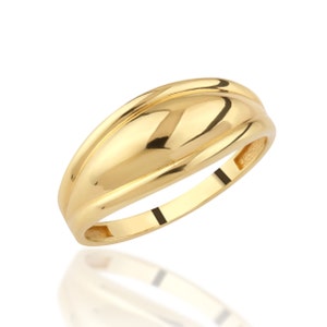 Könnte beinhalten: Ein goldener Ring mit einer glatten, abgerundeten, gewölbten Oberseite. Der Ring hat ein schlichtes, klassisches Design.