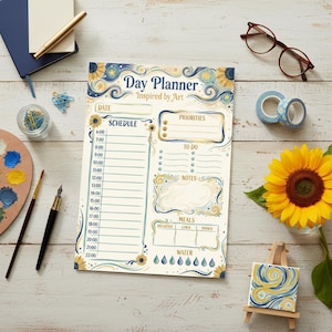 Könnte beinhalten: Ein cremefarbener Tagesplaner mit blauem und gelbem Blumendesign, der Text "Day Planner Inspired by Art" steht oben. Der Planer enthält Abschnitte für Zeitplan, Prioritäten, To-Do-Liste, Notizen, Mahlzeiten und Wasseraufnahme. Eine Sonnenblume und Kunstzubehör sind in der Nähe.