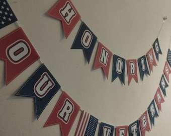 Puede incluir: Una pancarta patriótica con banderines rojos, blancos y azules. La pancarta dice "HONORING OUR VETERANS" en letras blancas con una combinación de colores rojo y azul. La pancarta incluye imágenes de la bandera estadounidense.