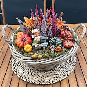 Herbstgesteck mit knstlichen Erika und Vogelscheuche/ Herbstdeko/  Tischdeko/ Tischgesteck - Etsy.de